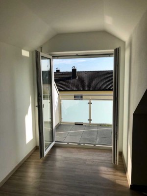 möblierte helle freundliche 2 ZKB Dachgeschosswohnung mit Balkon