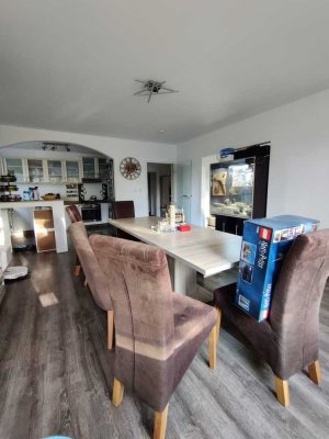 Großzügige 5-Zimmer-Wohnung mit zwei Balkonen, Garage und Top-Anbindung