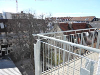 St. Benno-Viertel: Sanierte 2,5-Zimmer-DG-Wohnung mit Balkon und EBK in Maxvorstadt, München