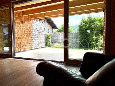 WOHNOASE MIT WOHLFÜHLGARANTIE - modernes Holzmassivhaus mit Stil!