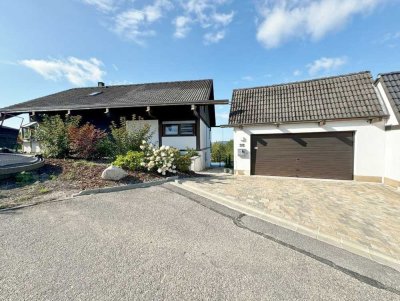 Großzügiges Einfamilienhaus mit Einliegerwohnung, Pool  Panorama – Wohnjuwel in Sengenthal!