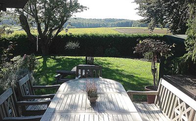 Schöne 3,5-Zimmer-EG-Wohnung mit unbezahlbarem Weitblick, Terrasse und EBK in Ilsfeld