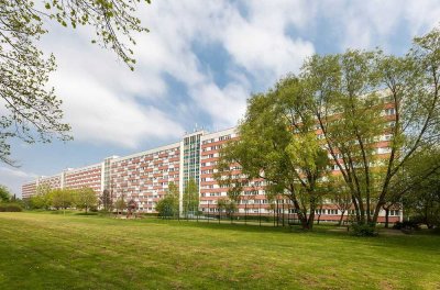 Für Senioren: 2-Raum-Wohnung mit Parkett, Bad mit Dusche und Aufzug + Pflegedienst im Haus