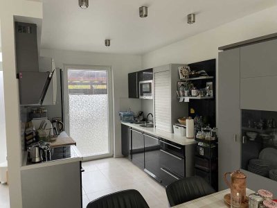 Bright, semi-furnished terraced house with 4.5 rooms and a fitted kitchen.