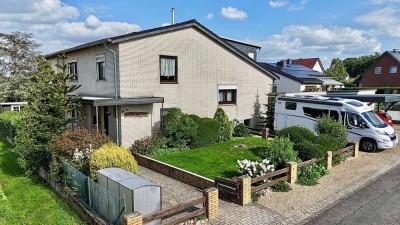 Viel Privatsphäre: 3-Zimmer-Wohnhaus mit Keller, Garten und Garage in Feldrandlage