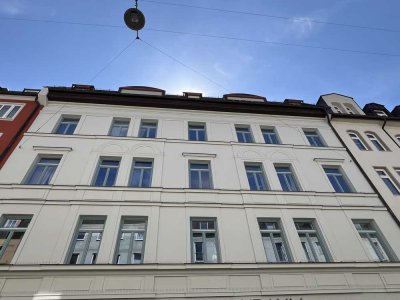 gepflegter Altbau im Glockenbachviertel: sanierte 3 Zimmer Wohnung mit Balkon zu Verkaufen