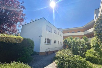 Freie 3-Zi.-Wohnung mit kleinem Balkon in attraktiver Lage, renovierungsbedürftig, TG-Stellplatz