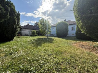 Seltene Gelegenheit: Sonniges Eckgrundstück mit Haus und viel Potenzial zu verkaufen!