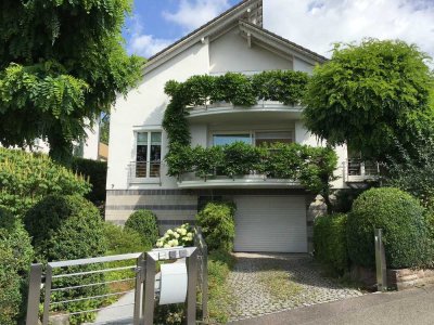 Neuwertig renovierte Doppelhaushälfte mit Galerie, schönem Garten und zwei Balkonen
