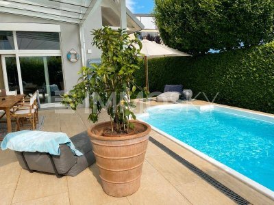 Moderne Villa mit Salzwasserpool und Dachterrasse