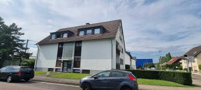 Ab sofort bezugsfrei! Großzügige Dachgeschosswohnung mit 20m² Abstellraum und Garage