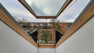 helle Dachgeschosswohnung mit französischen Balkon