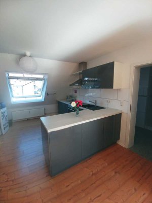 Individuelle, helle 2 5-Zimmer-DG-Wohnung mit Balkon und Einbauküche