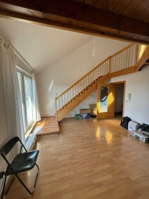 Helle 2-Zimmer-Dachgeschosswohnung mit Dachterrasse & Einbauküche