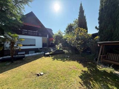 ***Attraktives Zweifamilienhaus mit großem Garten und idyllischem Teich