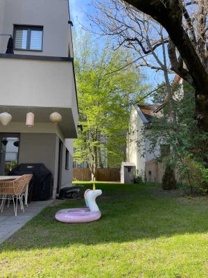 Großzügig, modern, viel Grün: 5-Zimmer Neubauwohnung mit Tiefgaragenstellplatz und 425qm Garten