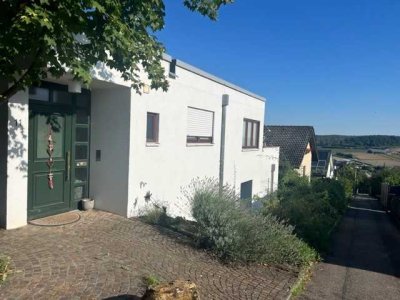 Schicke Einliegerwohnung mit Terrasse ....auf Zeit zu vermieten
