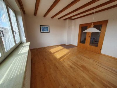 Schöne und modernisierte 3-ZKB Wohnung mit geh. Innenausstattung und Balkon, direkt am Ortsrand