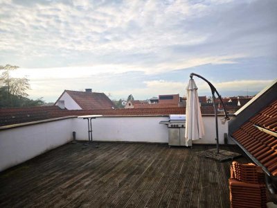 Komfortable Vier-Zimmer-Dachgeschosswohnung mit traumhafter Dachterrasse und Blick auf die Haardt