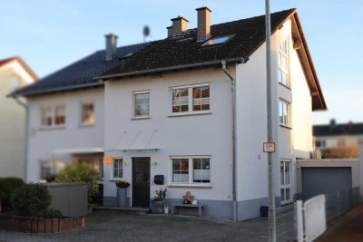 Moderne Doppelhaushälfte 161m² + Keller + Garage in Hasselroth
