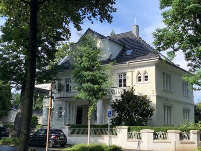 Repräsentative 3-Zimmer Altbauwohnung in ehemaliger Botschafterresidenz
