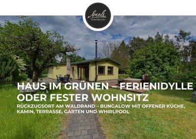 Rückzugsort im Grünen: Bungalow mit offener Küche, Kamin, Garten und Pool in herrlicher Waldrandlage