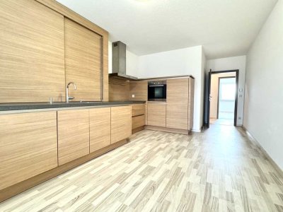 Helle 3-Zi.-Dachgeschosswohnung mit 2 Bädern, EBK und Terrasse mit Weitblick
