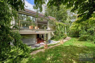 Bungalow mit moderner Architektur wartet auf die Eigentümer, die ihm neuen Glanz verleihen.