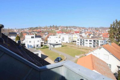 Renovierungsbedürftige 5-Zimmer-Wohnung mit Balkon und Außenstellplatz