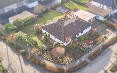 ++ Lichtdurchflutetes Architektenhaus mit Terrasse, Garten und 2 Garagen in beliebter Wohnlage ! ++