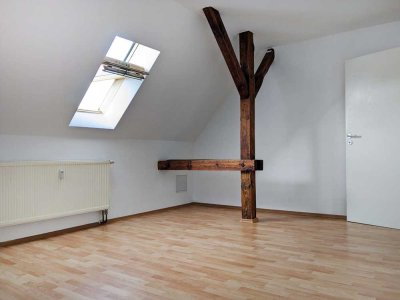 Hübsche 3-Raum-Dachgeschosswohnung mit Sichtbalken an den Elsterauen. Perfekt für Paare oder kleine