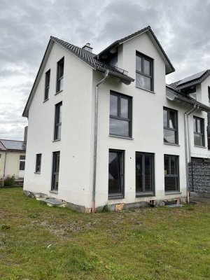 Neubau- Baubeginn erfolgt- DHH -hell-ruhig-modern - energieeffizient - hochwertig in herrlicher Lage