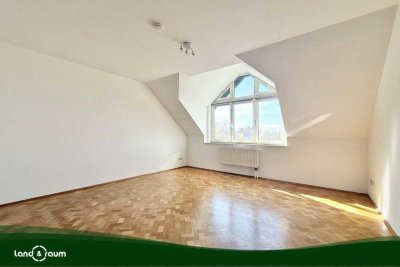 Leerstehende DG-Wohnung + ca. 20 m² Nutzfläche im Spitzboden