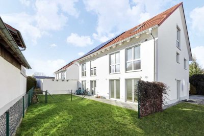 ERSTBEZUG! Eindrucksvolle Neubau-Doppelhaushälfte in pendel- und familienfreundlicher Umgebung