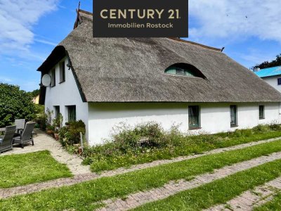 Historisches Reetdachhaus in Küstennähe – stilvoll wohnen auf großzügigem Grundstück
