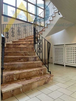 *Schönes freistehendes Zweifamilienhaus mit Doppelgarage und großem Garten in ruhiger Lage*