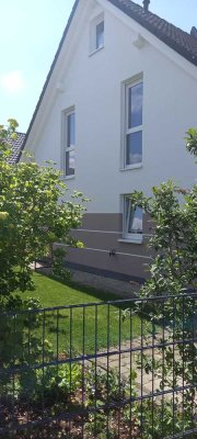 Privat - sehr schönes EFH mit moderner Ausstattung, EBK und Garage, in familienfreundliche Wohnlage