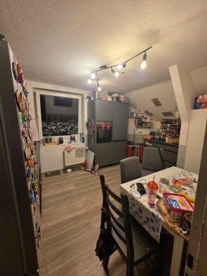 Großzügig geschnittene 4-Zimmer-Wohnung im Herzen KR-Cracaus zu vermieten