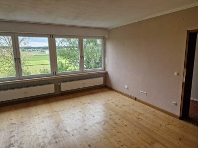 Freundliche und modernisierte 4-Zimmer-Wohnung mit Balkon in Altfraunhofen