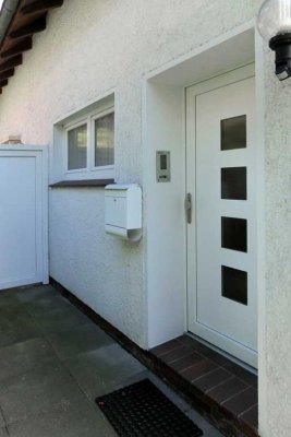 WOHNUNG 1.OG - AURICH STADTMITTE - BALKON - EIGENER HAUSEINGANG - GARTENANTEIL
