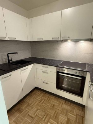 Renovierte 3-Zimmer-Wohnung mit Balkon, Carport und Blick ins Grüne - Erstbezug nach Renovierung!