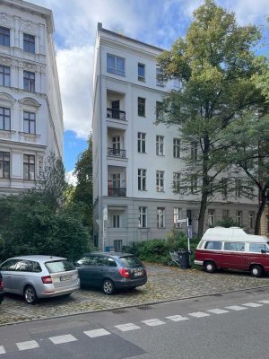 Schöne vermietete Altbauwohnung am Viktoriapark, provisionsfrei für Käufer
