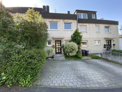 Bergisch Gladbach-Stadtmitte: Reihenmittelhaus mit Einliegerwohnung und Garage!