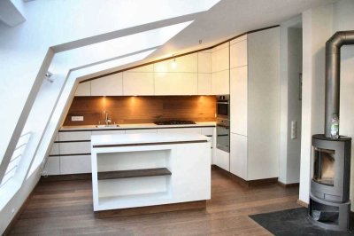 Exklusive, sanierte 5-Zimmer-Penthouse-Wohnung mit Balkon und Einbauküche in Maxvorstadt, München