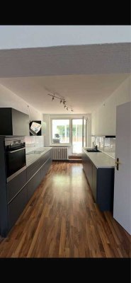 Sanierte 2,5 Zi. Wohnung mit großer Terrasse und moderner Einbauküche + Garage