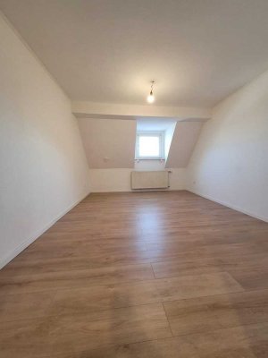 frisch renovierte 3 bzw. 4 Raum DG-Wohnung, frei ab sofort