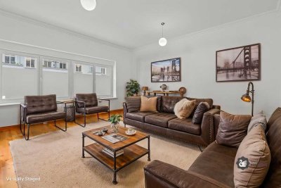 Stylischer Hingucker: Modernisierter Altbau mitten im Kiez - 2 große Zimmer nahe Petersburger Platz