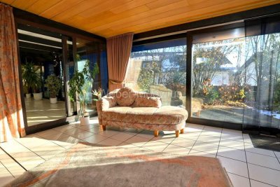 Attraktives Architektenhaus mit Wintergarten, Kamin, Saunahaus, Garten, 2 Garagen *WOHLFÜHLHAUS*