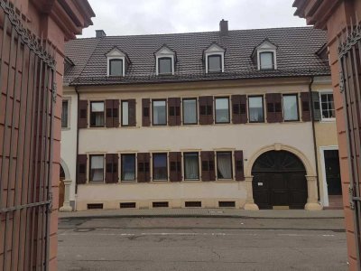 Ruhige und zentral gelegene 4-Zimmer-Dachgeschosswohnung