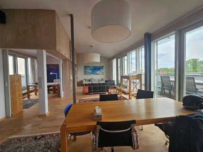 Sonnige Penthouse-Wohnung in der City-West